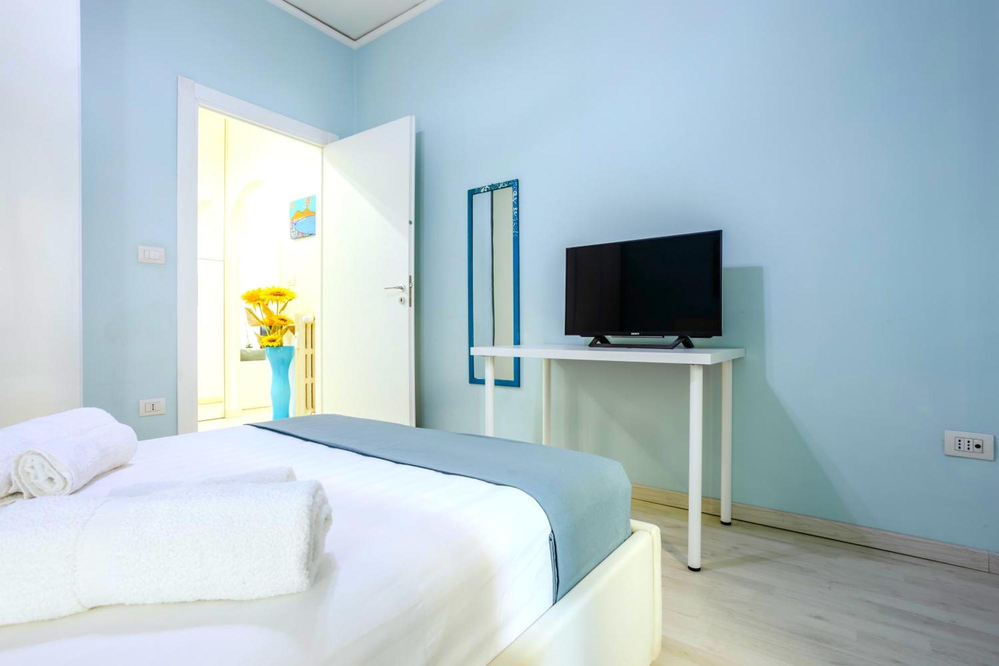 나폴리 Hostly - Vittoria House - Near The Center With Private Parking 아파트 외부 사진
