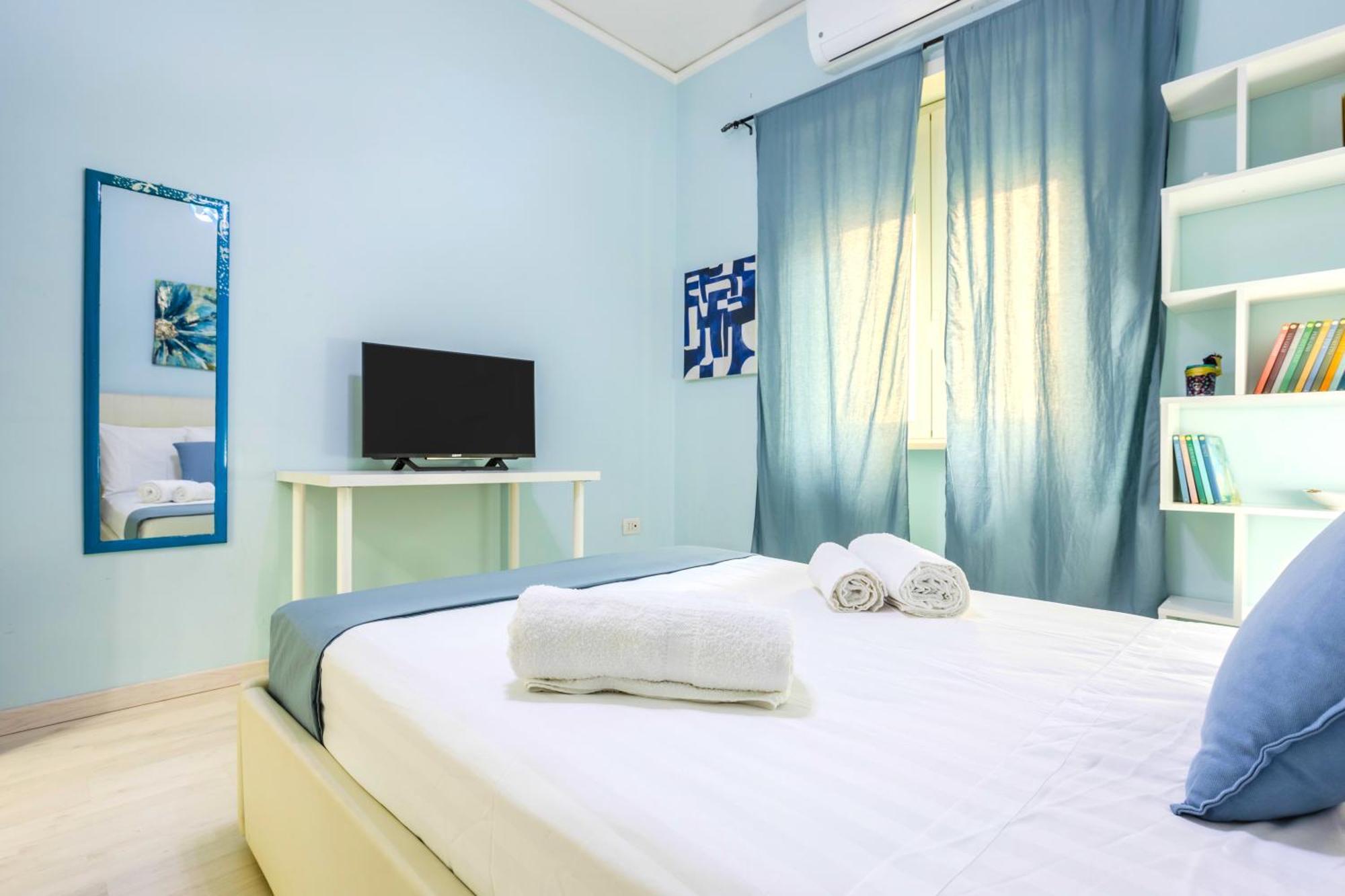 나폴리 Hostly - Vittoria House - Near The Center With Private Parking 아파트 외부 사진